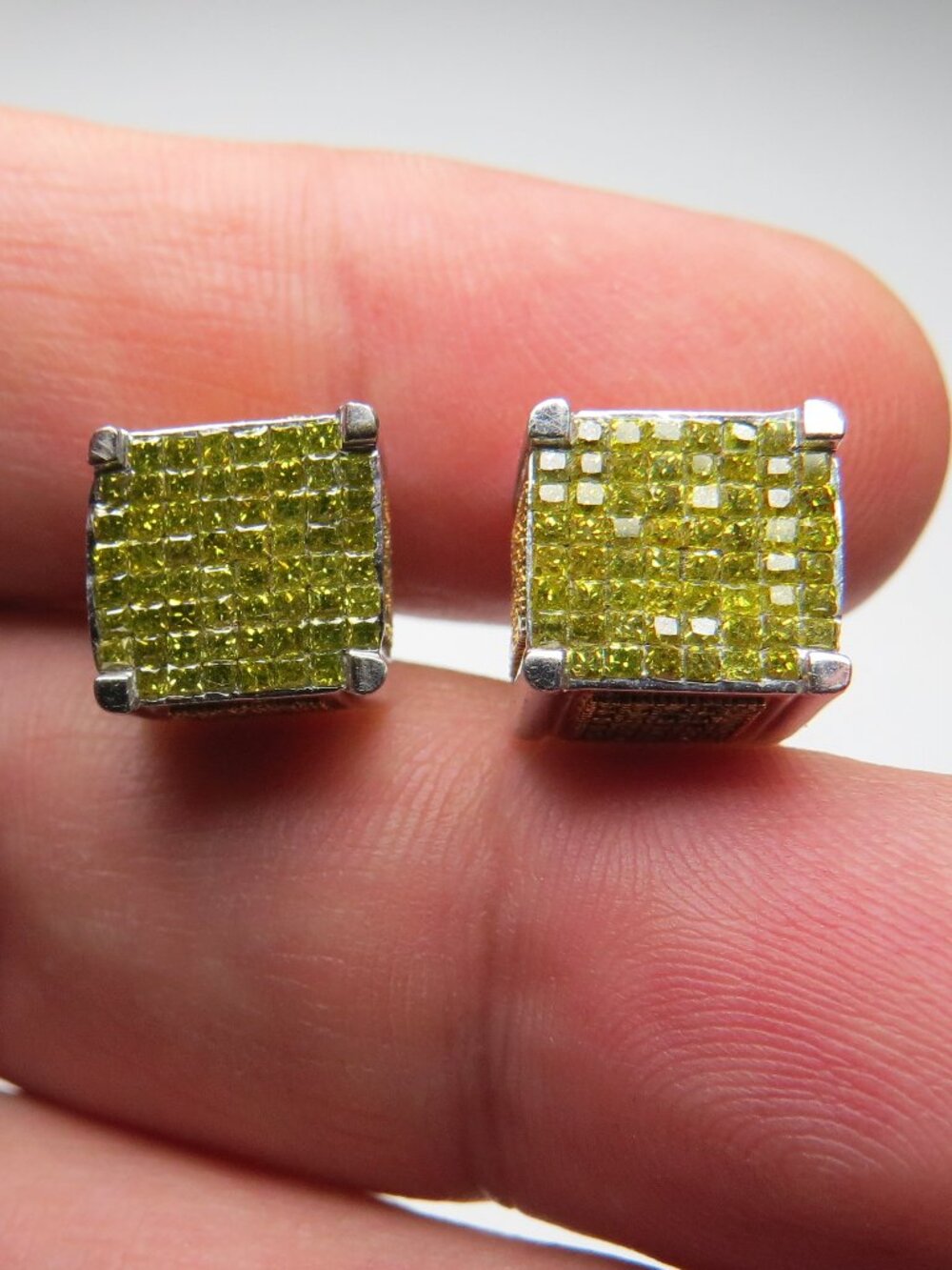10k Diamond Men's Studs Earring
